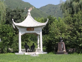侯耀文墓地